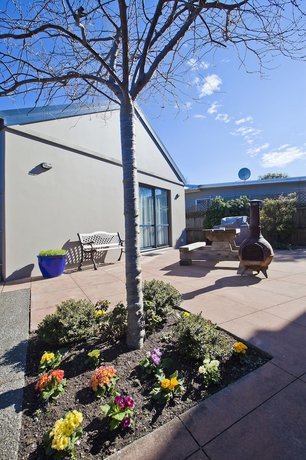298 Westside Motor Lodge