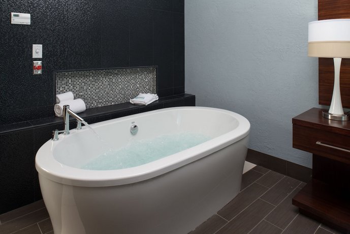 Holiday Inn Express & Suites Kansas City Airport
