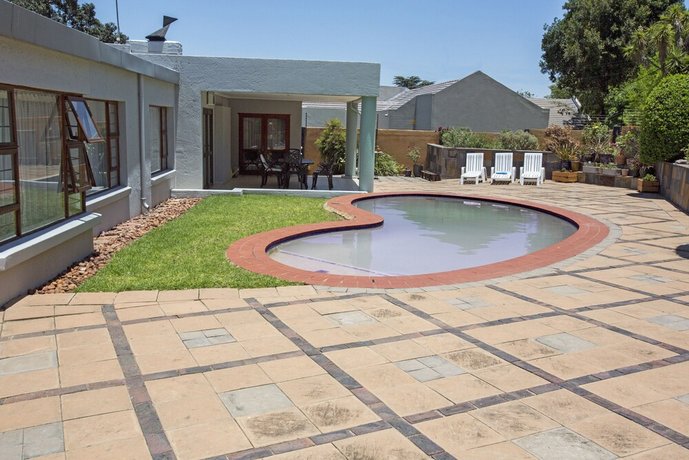 Spacious Garden Cottage