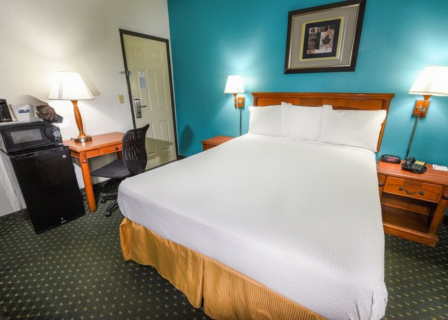 Travelodge by Wyndham LAX South
