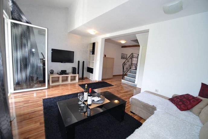 J & P Apartments