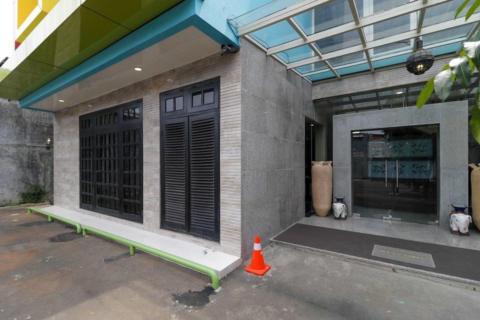 RedDoorz Plus near Halim Perdanakusuma 2