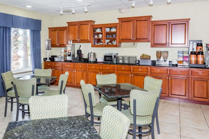 Days Inn & Suites by Wyndham Savannah North I-95