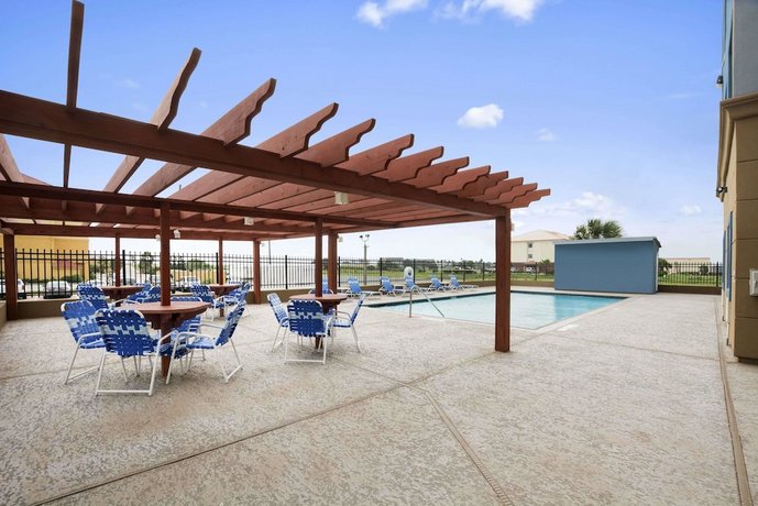 Days Inn Suites By Wyndham Galveston West Seawall Compare Deals