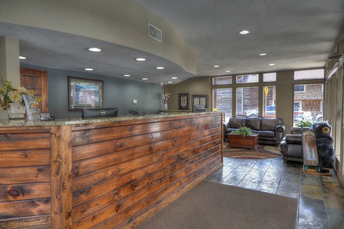 Crossroads Inn & Suites