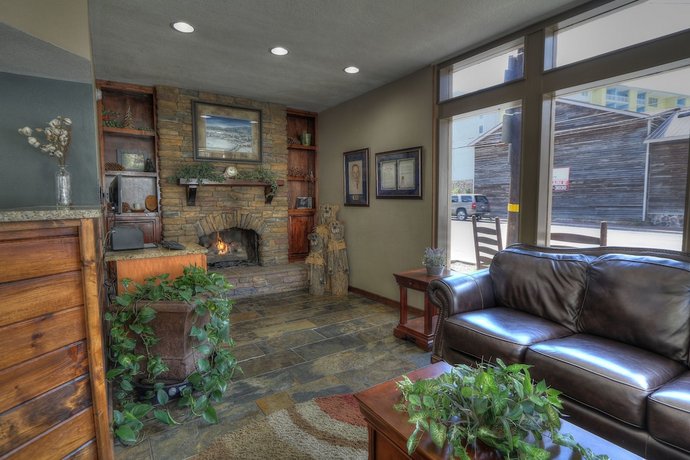 Crossroads Inn & Suites