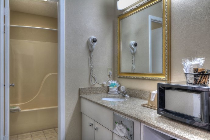 Crossroads Inn & Suites
