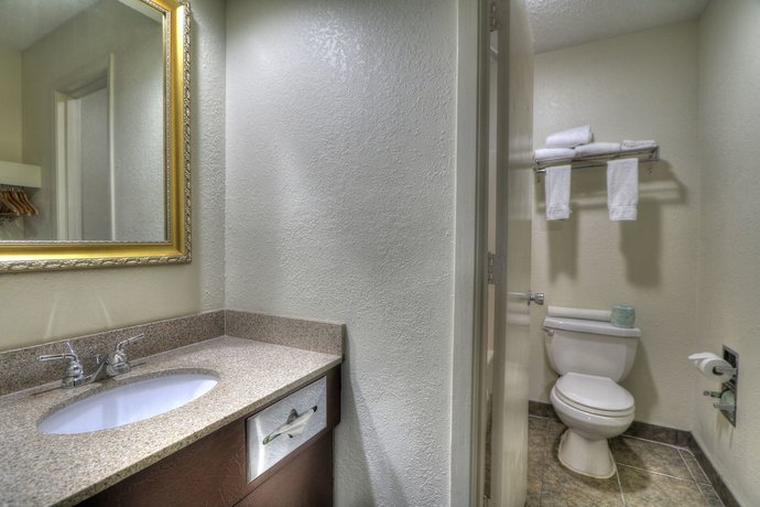 Crossroads Inn & Suites