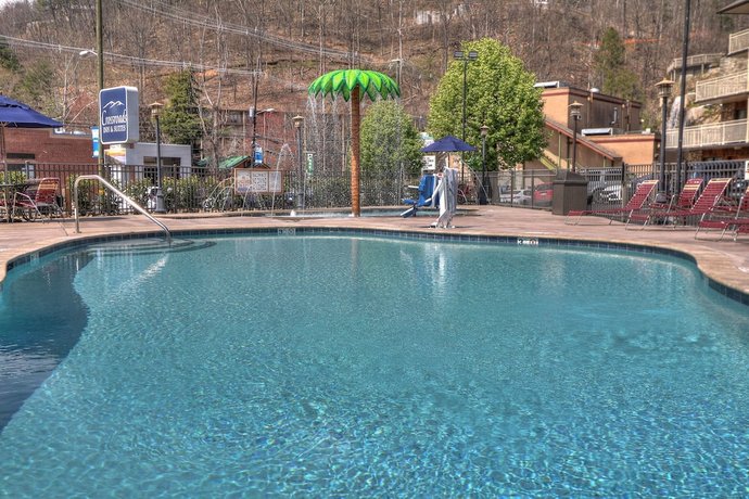 Crossroads Inn & Suites