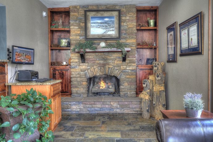 Crossroads Inn & Suites