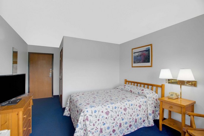 Super 8 by Wyndham Lake George Warrensburg Area