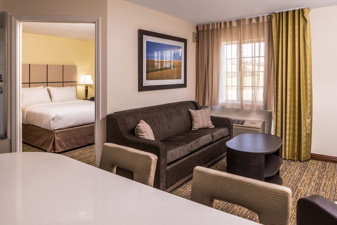 Candlewood Suites - Topeka West