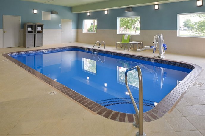Holiday Inn Express & Suites - Omaha - 120th and Maple