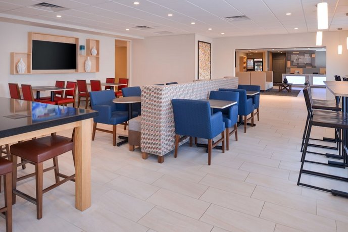 Holiday Inn Express & Suites - Omaha - 120th and Maple