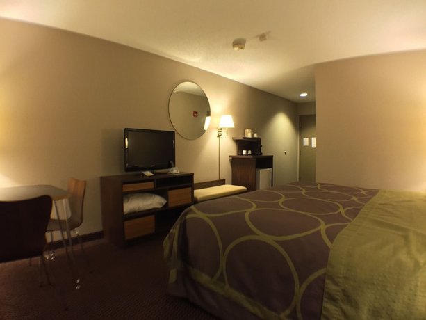 Super 8 by Wyndham Niagara Falls Hotel