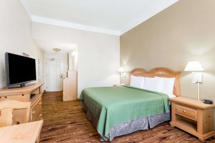 Travelodge by Wyndham Savannah Gateway
