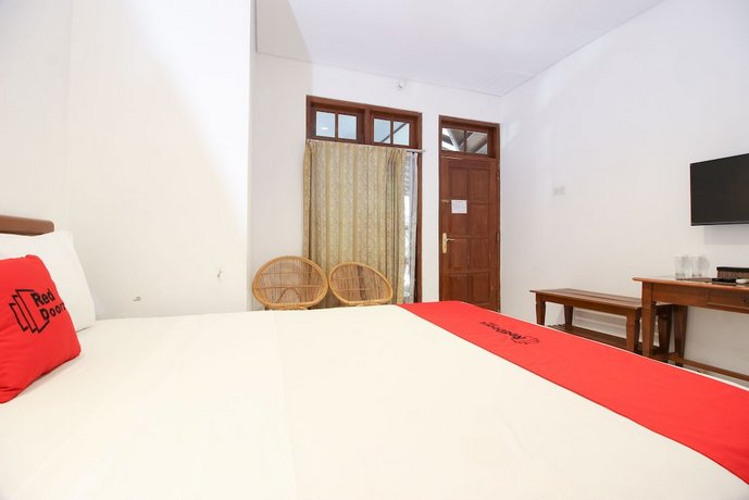 RedDoorz Plus near Alun-Alun Selatan 2
