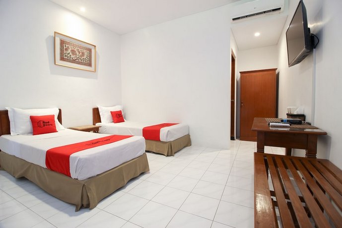 RedDoorz Plus near Alun-Alun Selatan 2