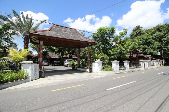 RedDoorz Plus near Alun-Alun Selatan 2