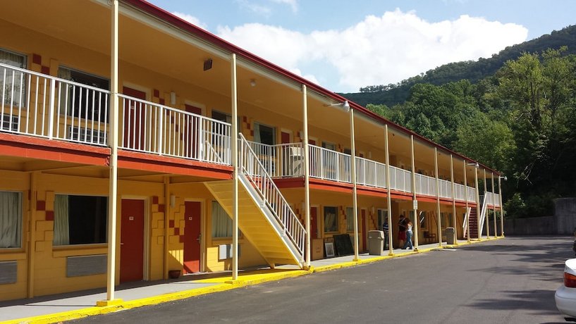 Econo Lodge Near Bluefield College