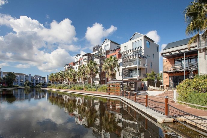 Quayside 301 by CTHA