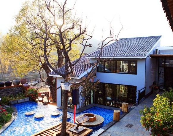 Carpenter's Rustic Courtyard-Great Wall