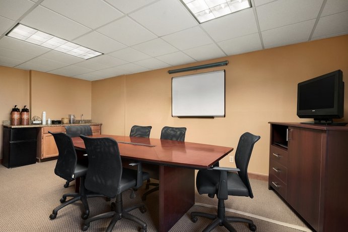 Days Inn & Suites by Wyndham Kansas City South