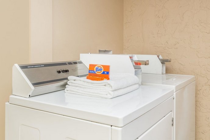 Days Inn & Suites by Wyndham Altamonte Springs