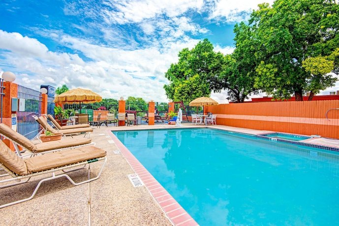 Travelodge by Wyndham San Antonio Lackland AFB