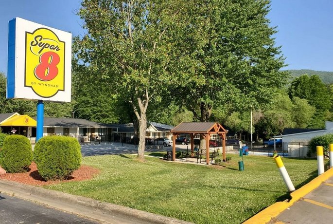 Super 8 by Wyndham Asheville / Biltmore