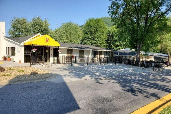 Super 8 by Wyndham Asheville / Biltmore
