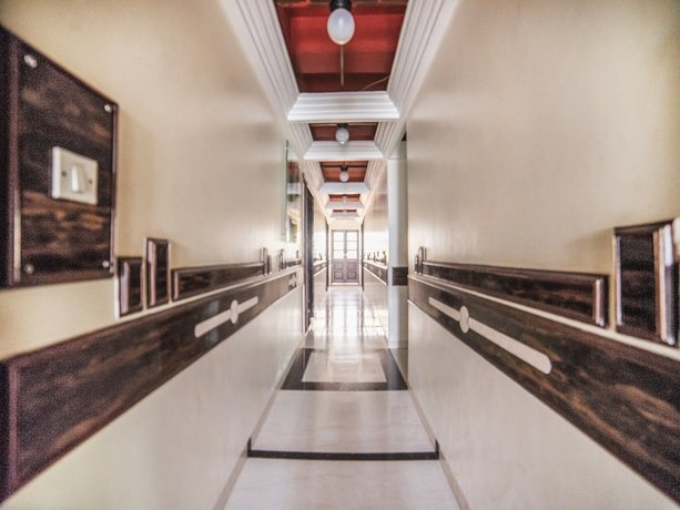 FabHotel Santoor Tukoganj