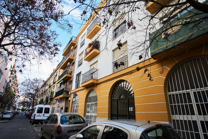 Seville city walls apartment with parking