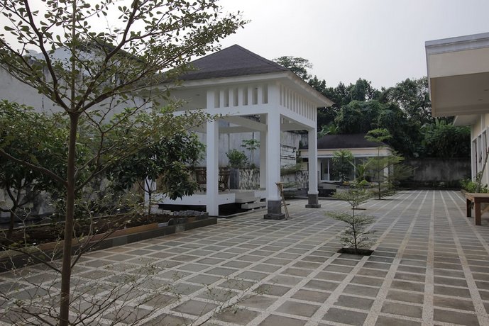 RedDoorz Plus near Ragunan Zoo