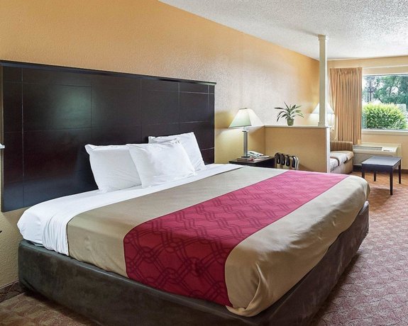 Econolodge Inn & Suites Downtown Northeast