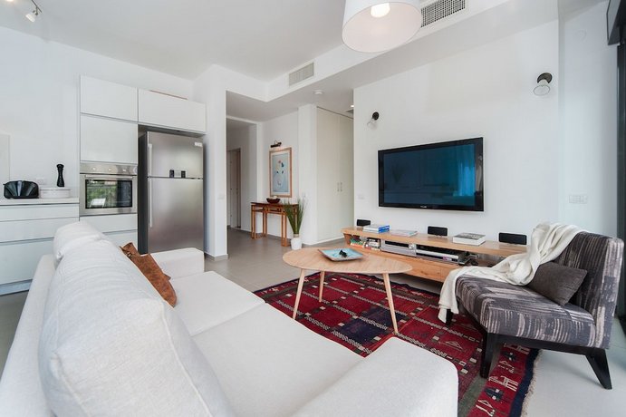 Near Rothschild w/ Parking and Balcony by Sea N' Rent