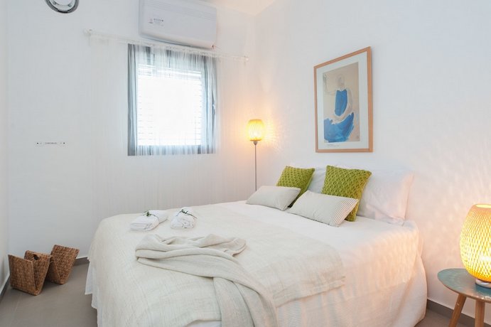Near Rothschild w/ Parking and Balcony by Sea N' Rent