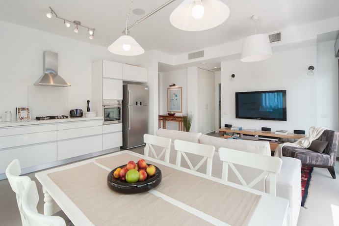 Near Rothschild w/ Parking and Balcony by Sea N' Rent