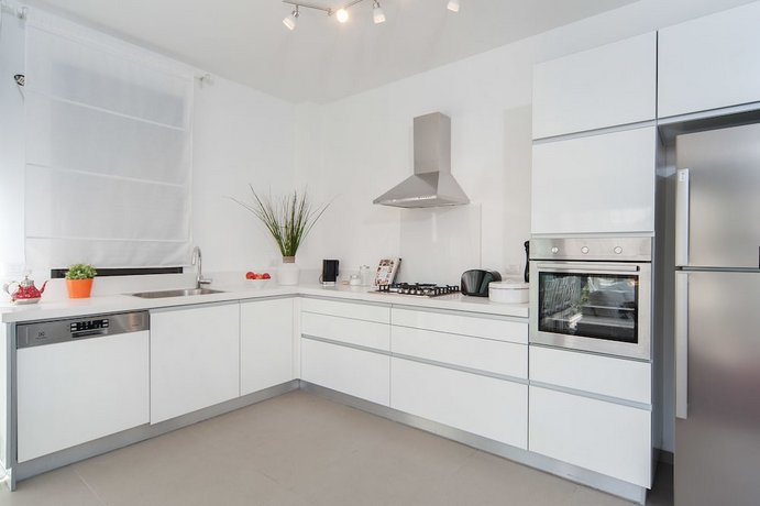Near Rothschild w/ Parking and Balcony by Sea N' Rent
