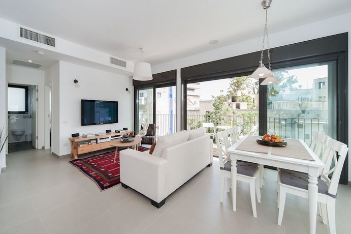 Near Rothschild w/ Parking and Balcony by Sea N' Rent