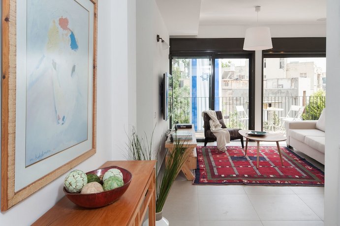 Near Rothschild w/ Parking and Balcony by Sea N' Rent