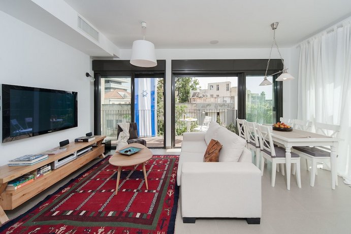 Near Rothschild w/ Parking and Balcony by Sea N' Rent