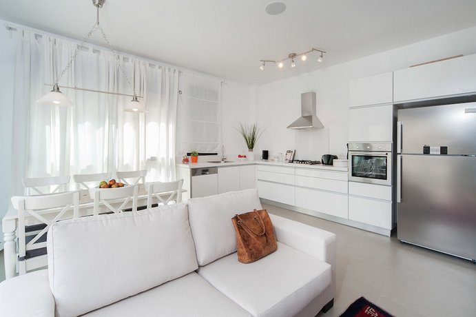 Near Rothschild w/ Parking and Balcony by Sea N' Rent