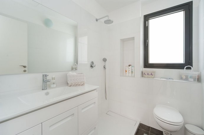 Near Rothschild w/ Parking and Balcony by Sea N' Rent