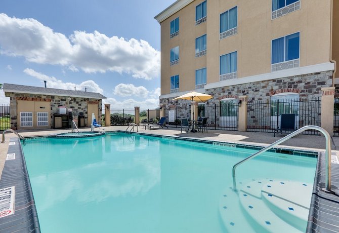 Holiday Inn Express & Suites San Antonio Brooks City Base