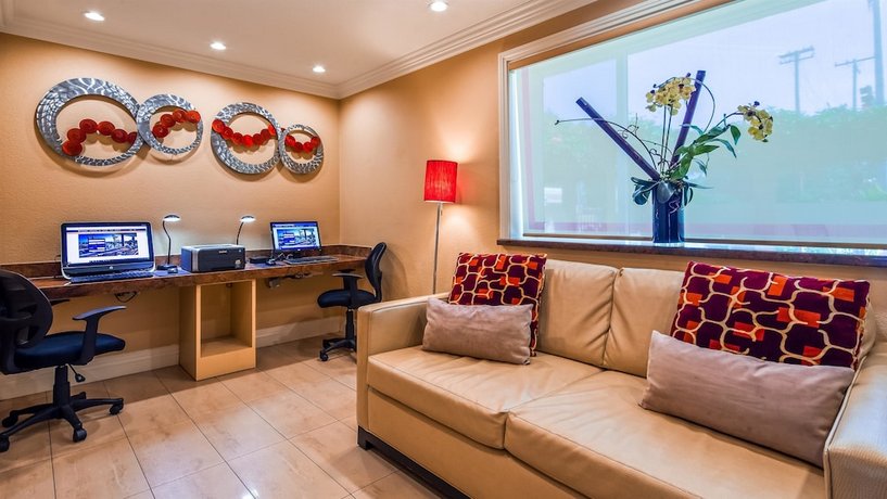 BEST WESTERN Plus Airport Plaza
