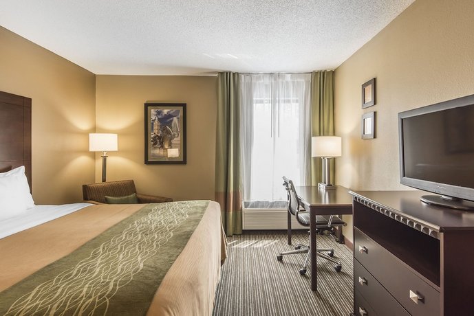 Comfort Inn & Suites Near Worlds of Fun