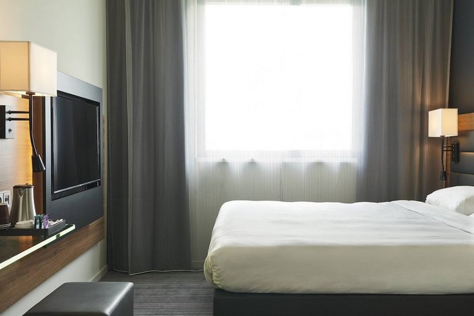 Moxy London Heathrow Airport