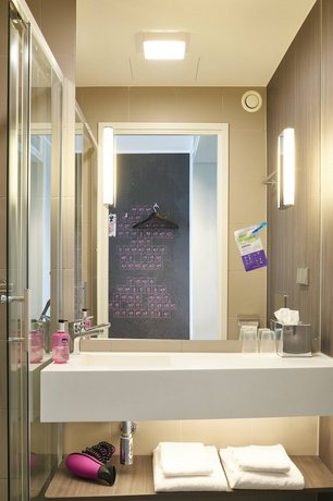 Moxy London Heathrow Airport