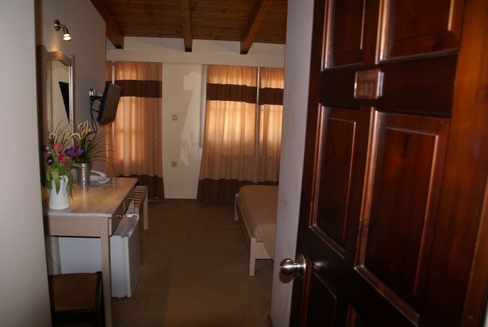 Yria Hotel